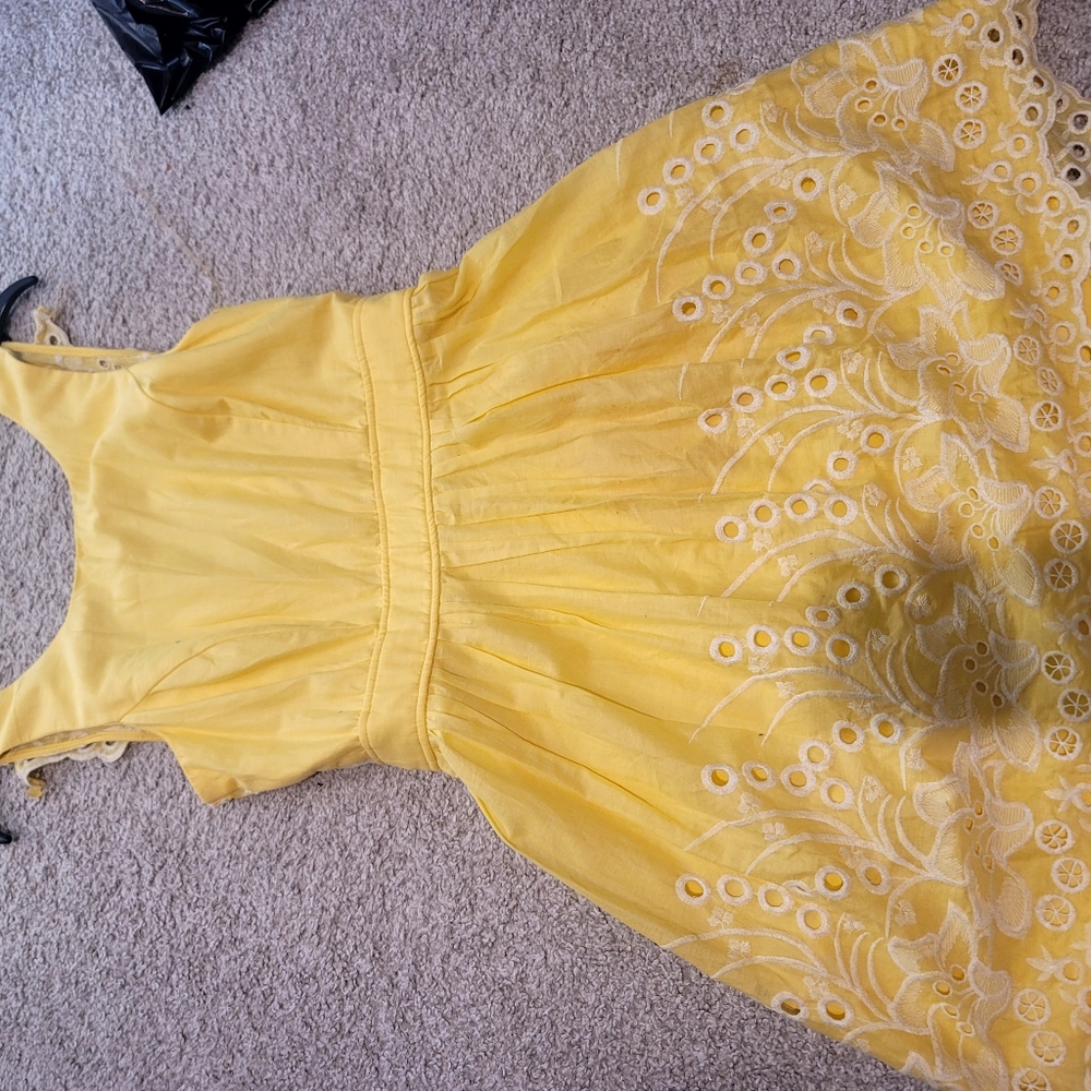 Opem back yellpw lace trim spring dress